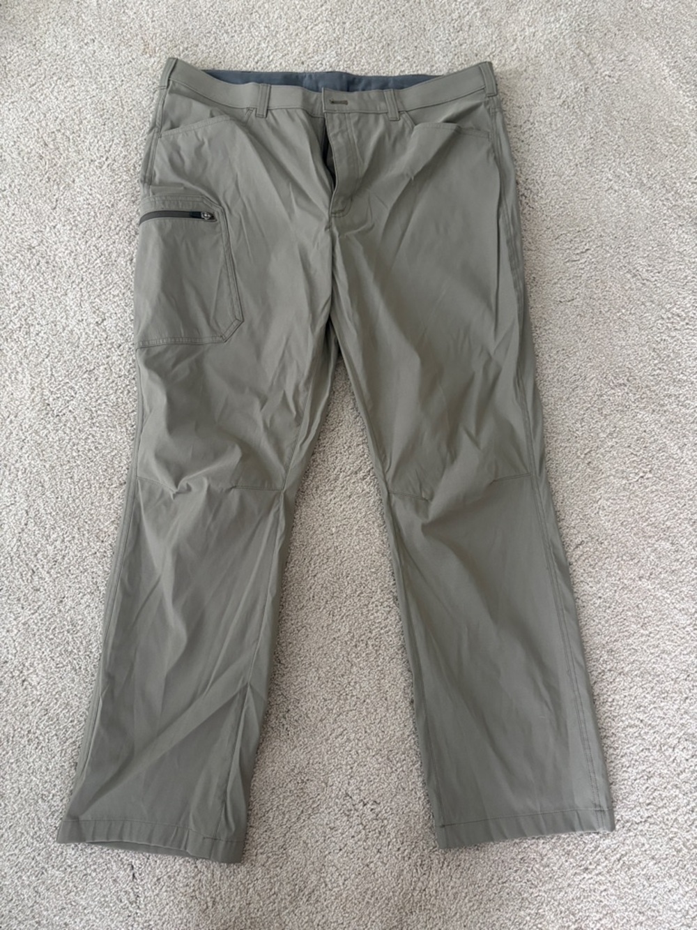 Eddie Bauer Men's Cargo Pants in Olive